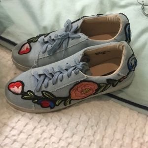 Blue floral print sneakers